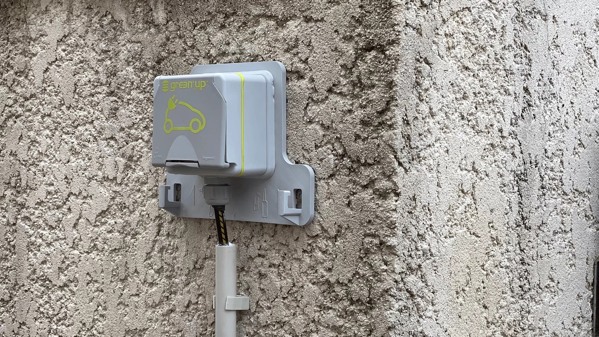 La prise Green’Up : la solution idéale pour recharger sa voiture électrique à domicile sans borne